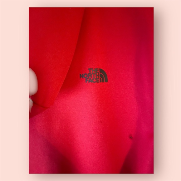 The north face hoodie, very warm and durable. 🧥💯 - Picture 4 of 5